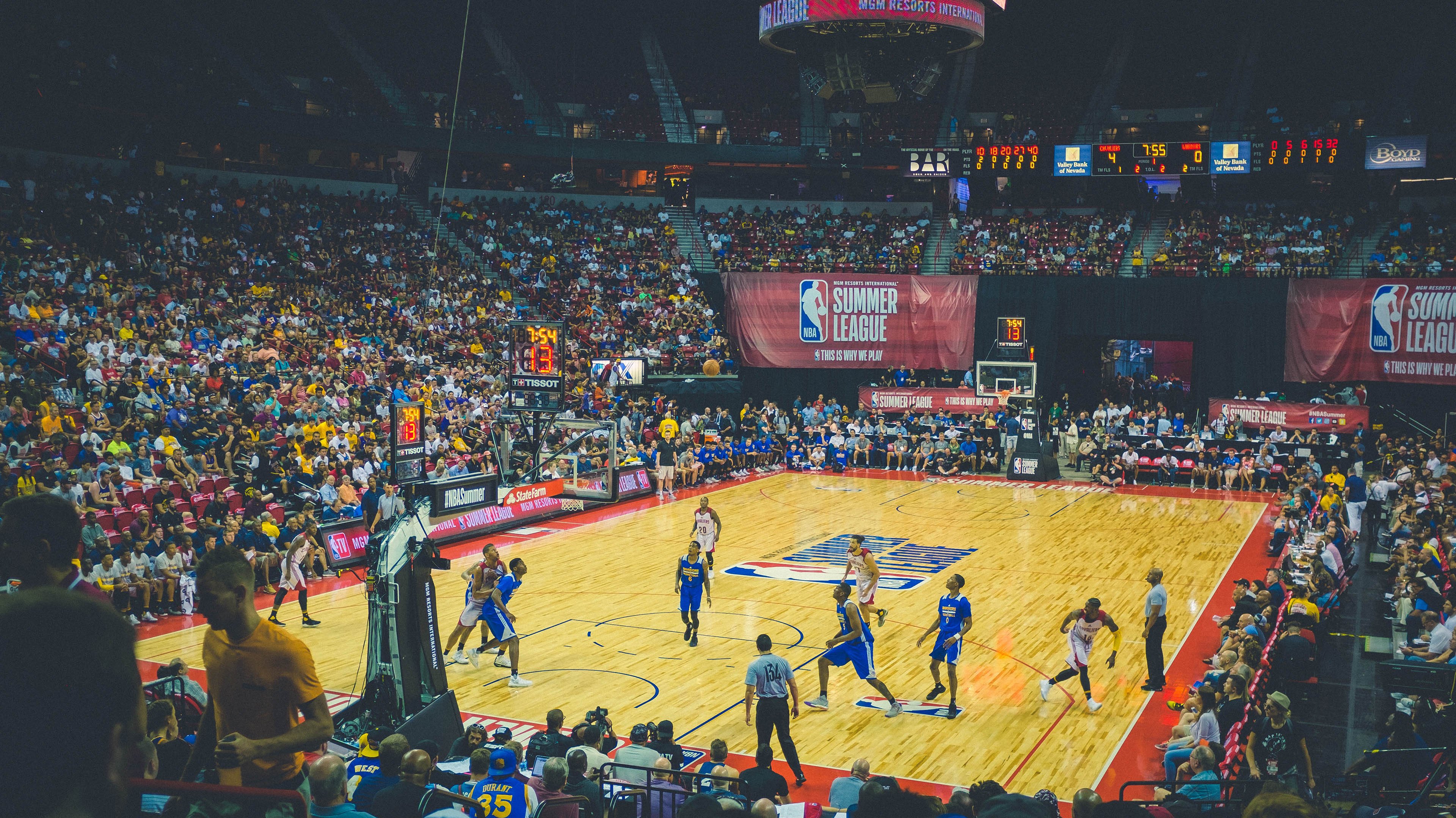 九游游戏在线玩-詹姆斯带领球队完成逆转锁定季后赛，詹姆斯转了多少次队